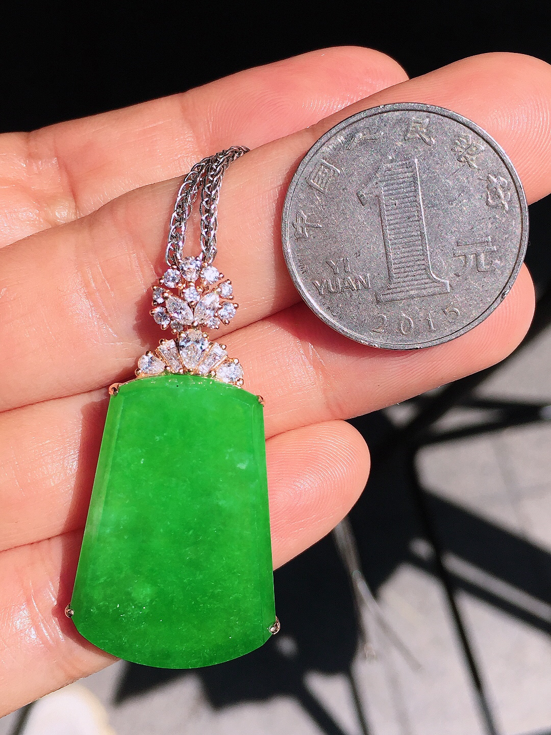 阳绿无事牌吊坠，色泽均匀艳丽，玉质细腻，荧光感超
强，饱满圆润，尽显优雅气质，18k
金豪华镶嵌