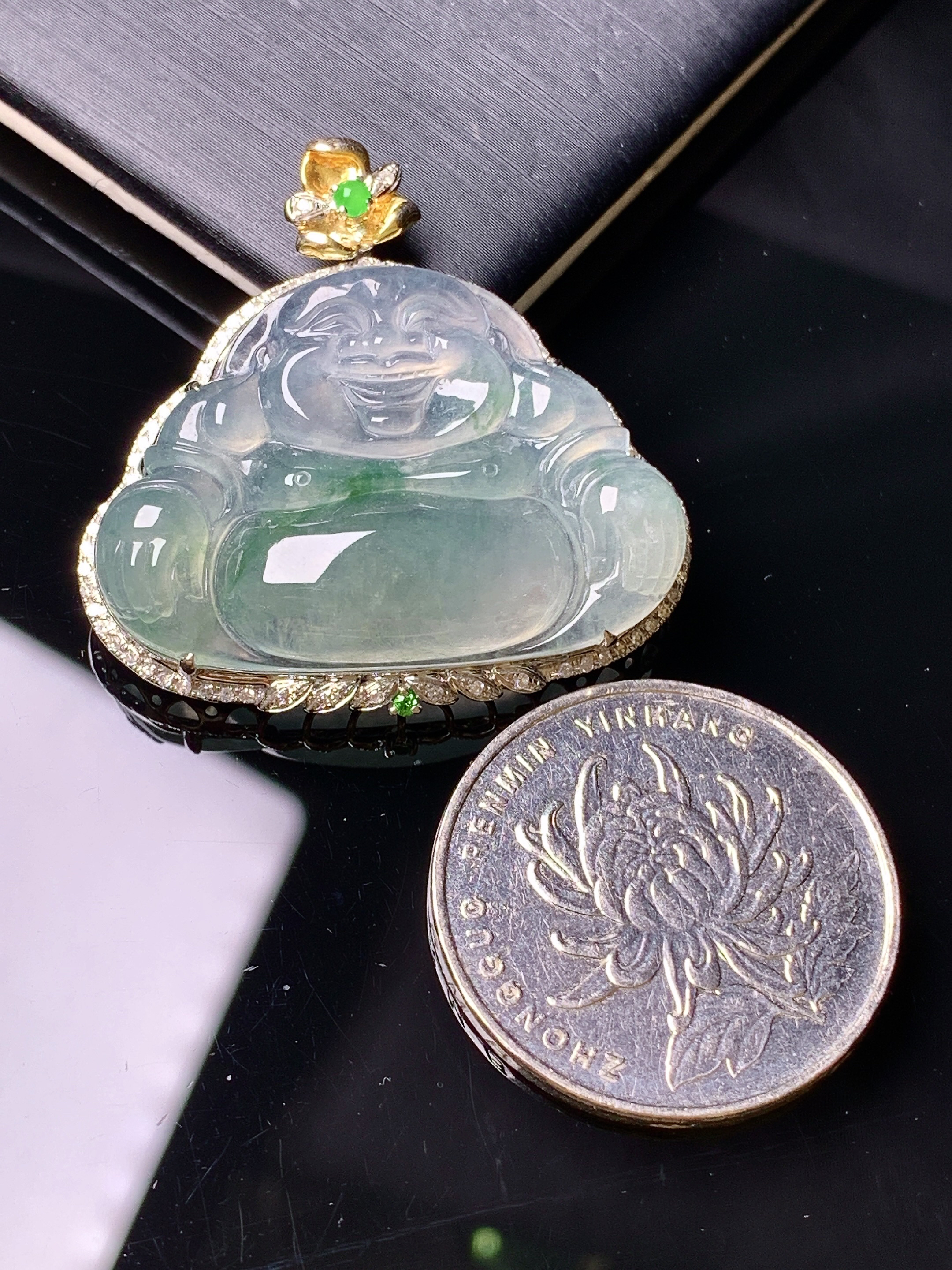 18k金钻镶嵌冰种飘绿佛公吊坠 玉质细腻 色泽艳丽 整体尺寸33*33.8*8.5yz