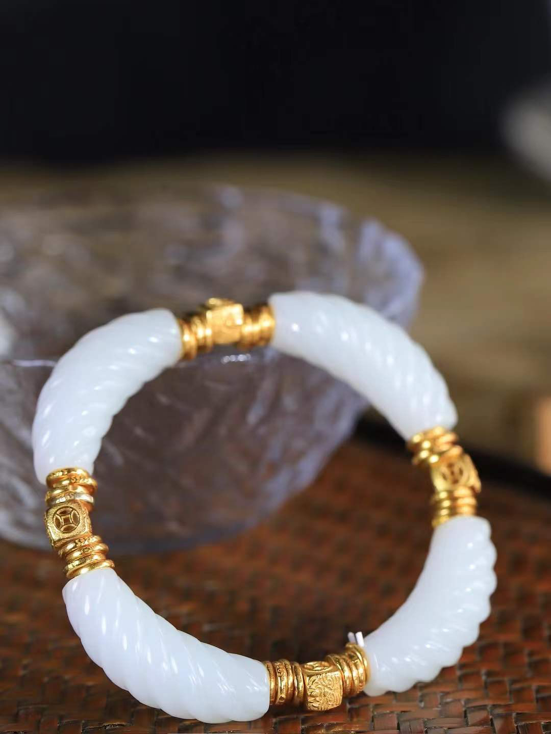 【925银.绞丝纹.手串】

精品和田玉白玉绞丝纹手串，手串以温润白玉雕琢绞丝纹理，如丝绦缠绕，寓意情意绵长、福寿永续；搭配古法金饰，铜钱纹藏财源滚滚之意，吉祥纹纳平安顺遂之福。白玉凝洁，金辉璀璨，既显东方雅致风骨，又藏富贵安康祈愿，是自戴祈福、赠友传情的上佳之选。重27.2克  尺寸取一30-10.2-10.2mm 99301200T