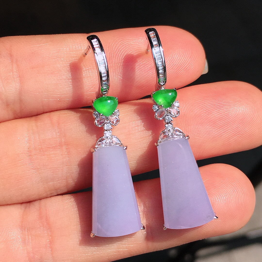 紫罗兰无事牌耳坠，色泽均匀艳丽，玉质细腻，荧光感超
强，饱满圆润，尽显优雅气质，18k
金豪华镶嵌