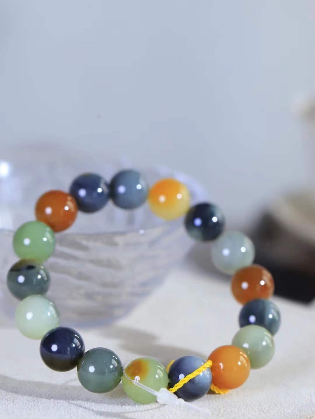 【多宝手串】

货头精选 和田玉多宝老型珠手串，每一颗玉石都凝聚自然的灵气与岁月的沉淀，寓意福禄寿喜，守护您的平安与幸福。佩戴它，感受千年玉文化的温润与优雅。重45.2克  尺寸取一12mm  78371254L