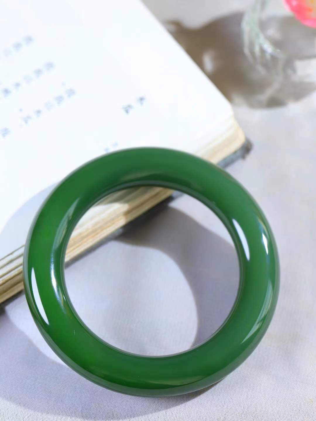 【悠悠芳华.镯】

收藏传家级臻品️和田玉碧玉圆条手镯 玉质温润 青葱岁月，尽收腕中，婉转流畅，凝岁月悠长。盈一眸恬淡，挽一抹绿意。重80.8克 内径53.5mm尺寸12.7-12.7mm56371213T