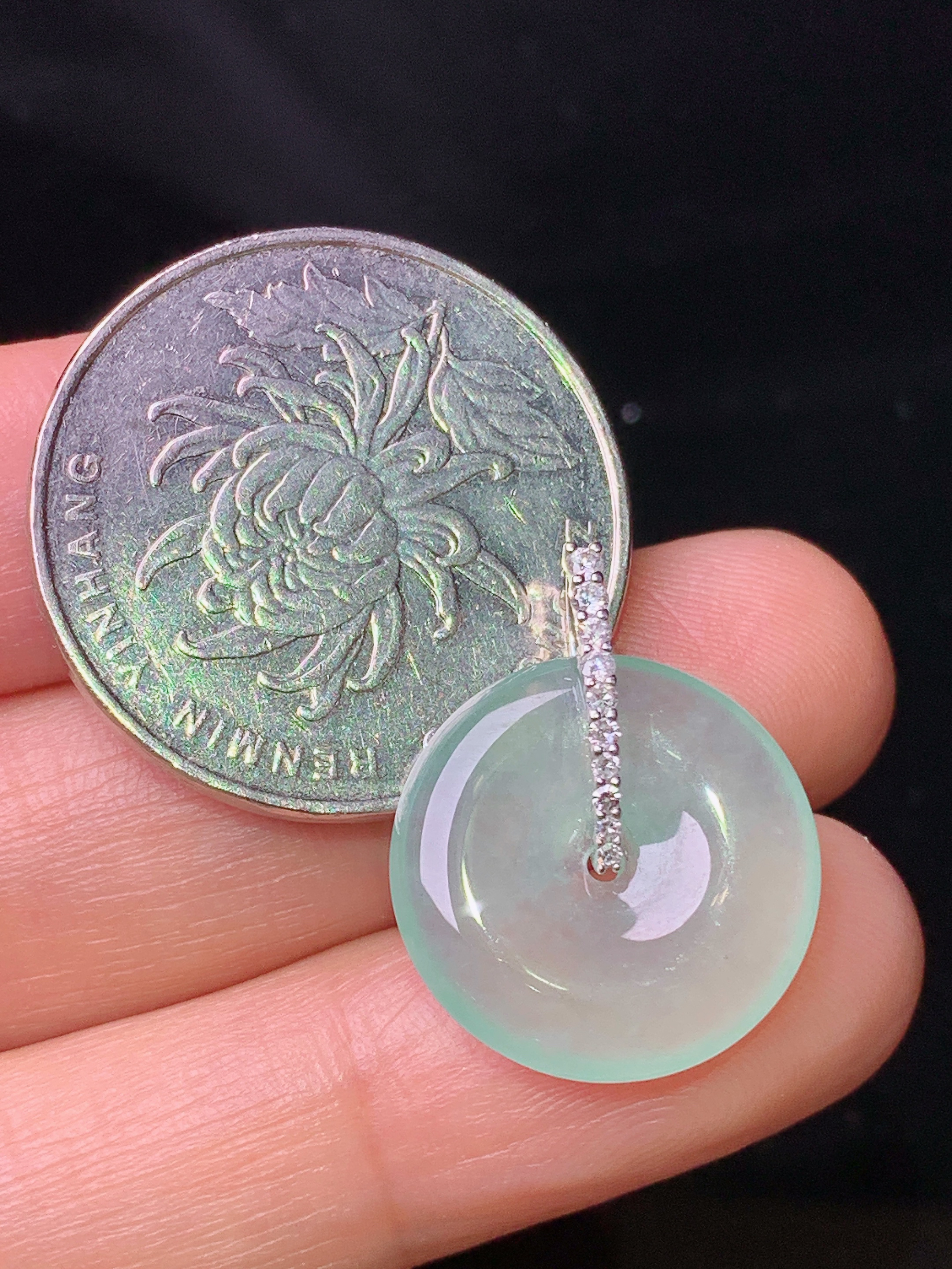 18k金钻镶嵌冰种平安扣吊坠 玉质细腻 色泽艳丽清新 水润亮眼 整体尺寸21.3*17*3.3