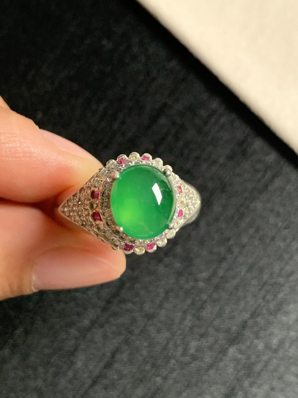 高冰阳绿戒面
种好色好品相好，色泽浓郁，老坑种冰透水灵