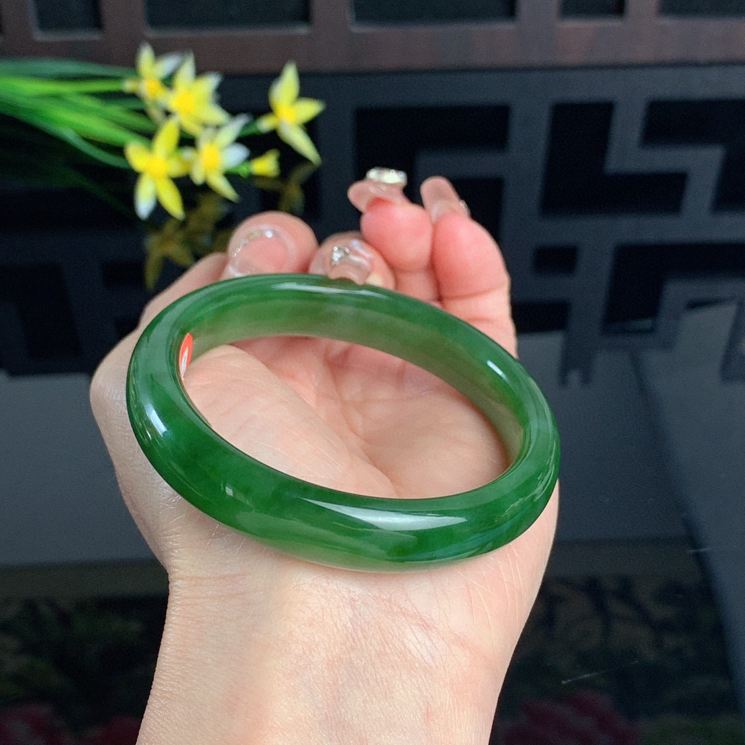 和田玉碧玉57圈口菠菜绿碧玉手镯，玉质细腻油润 底色纯净 无裂无棉 脂粉好，品质高。