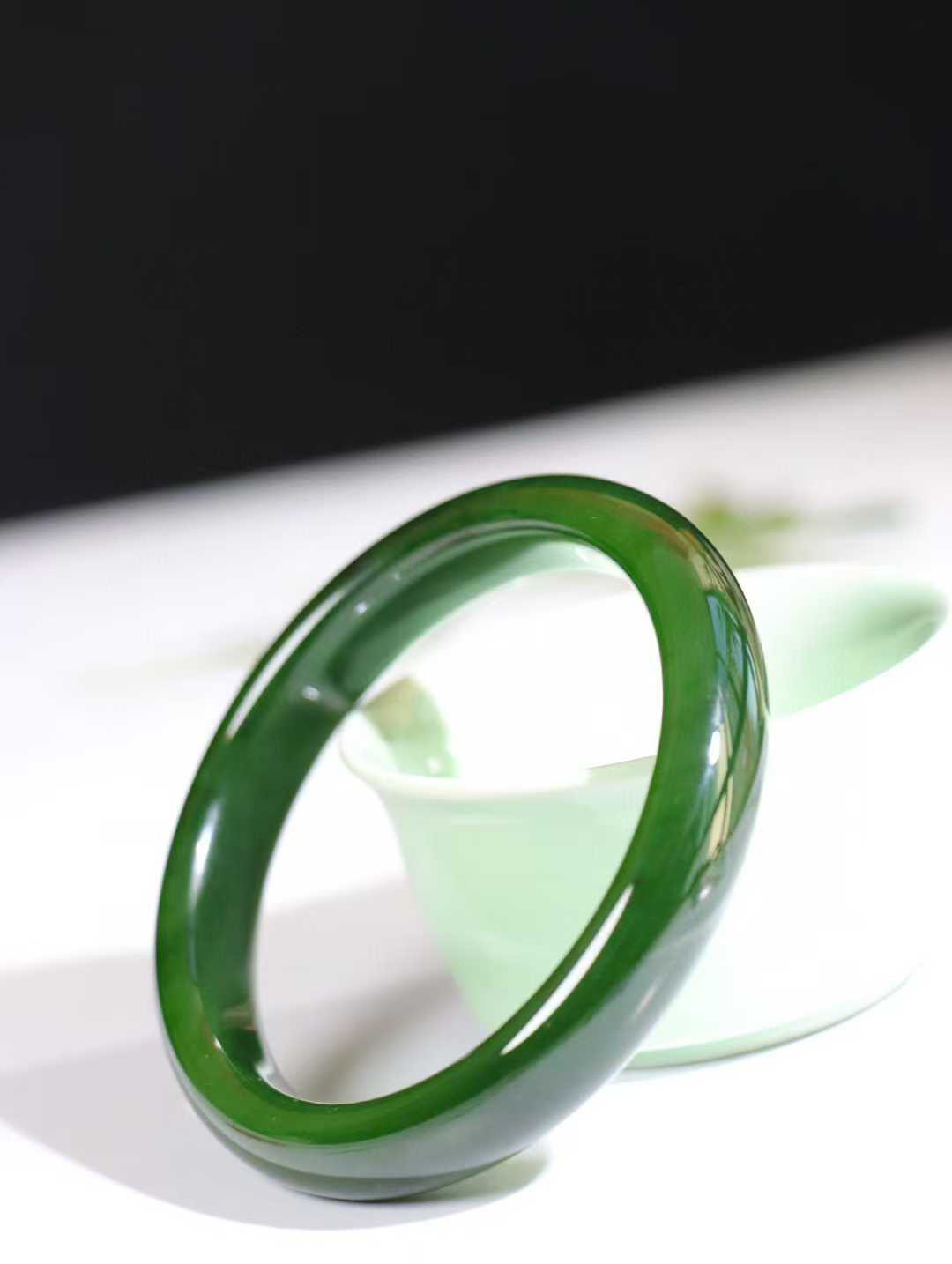 【碧色荡漾】

收藏级和田玉碧玉菠菜绿手镯，俄料七号矿 红皮老料，玉质温润细腻 油性十足，色泽匀称，️款式精美时尚，佩戴美观惹眼，美自天成，婉约之美，举手投足间透出那份低调奢华。

重47.9克 圈口58.5mm尺寸58.5-11.8-7.8mm O18823207130