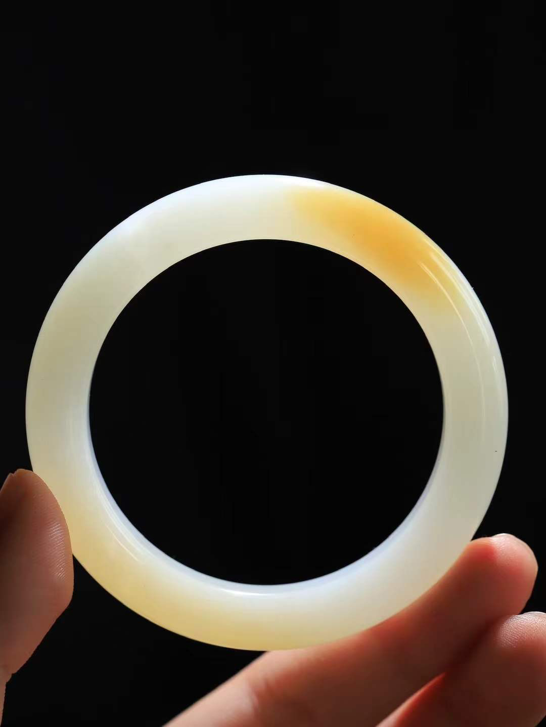 【花样年华·手镯】

精品和田玉糖白玉手镯，质地油润细腻，色泽高贵典雅，镯型古朴典雅。在诗情画意的雨巷相遇，你是我腕间的一抹风情，有你眸有深情，清风荡漾湖间静水，我愿俯身低眉，在烟波涟漪处，寻你深情倩影。内径55mm尺寸10.5-9.7mm 重50.3克fDT-78311241