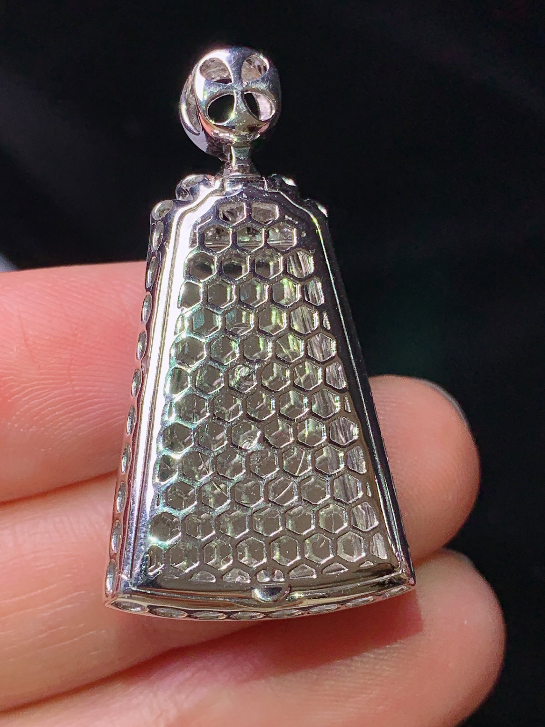 18k金钻镶嵌翠绿无事牌吊坠 玉质细腻 色泽艳丽清新 水润亮眼 整体尺寸35.2*18.8*7g1