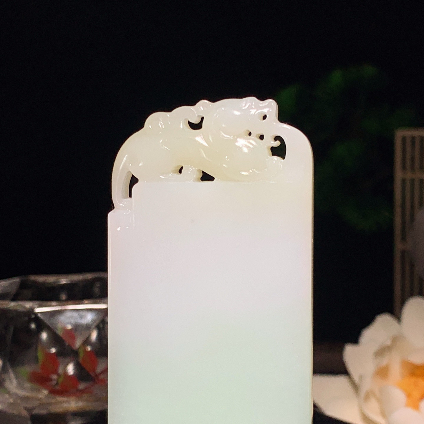 和田玉带翠仿古龙挂件。尺寸74/38/10重73.8克 玉质细腻油润 底色纯净 脂粉好，品质好。lt260310