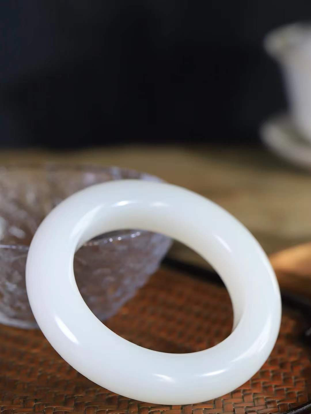 [温润如玉.手镯]

收藏级臻品️和田玉白玉手镯。玉质温润细腻 油性十足 手感舒适，高华雅逸，线条流畅，简约大气，美自天成，素雅高贵。佩戴于腕间，婉约之美，举手投足间透出那份低调奢华。重99.6克 内径52mm尺寸15.3-12.8mm78361214T