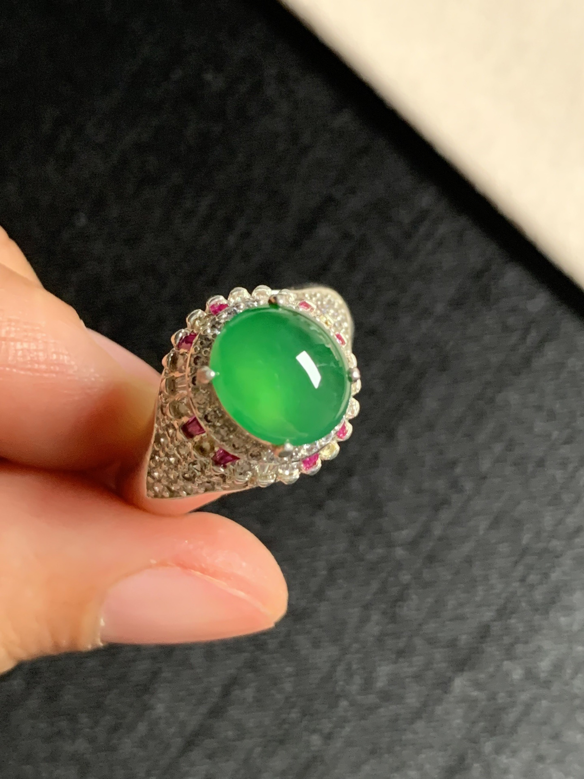 高冰阳绿戒面
种好色好品相好，色泽浓郁，老坑种冰透水灵