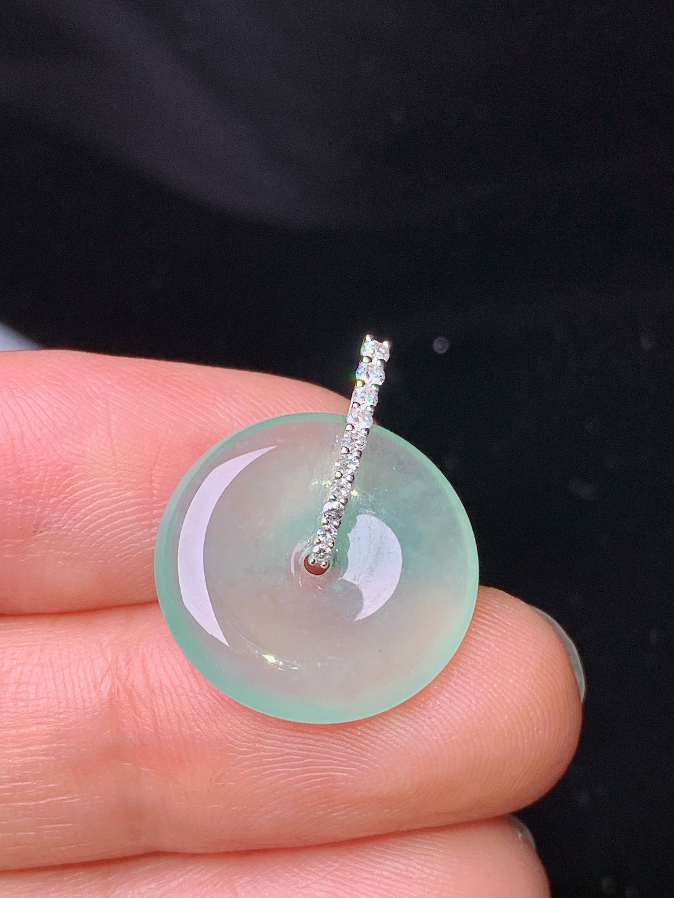 18k金钻镶嵌冰种平安扣吊坠 玉质细腻 色泽艳丽清新 水润亮眼 整体尺寸21.3*17*3.3