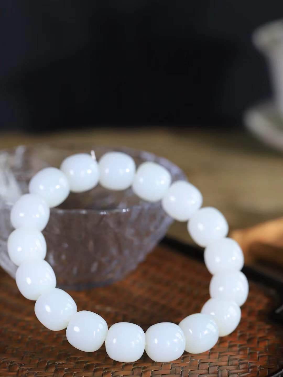 （老型珠.手串）

货头精选  和田玉白玉老型珠手串，玉质细腻油润 饱满光滑 质朴无华，悠远简单，人心境界远，百世修炼深，心灵常驻善意持，觉悟人生百世修  重59.2克    尺寸取一12.6-12.6mm    10381268T