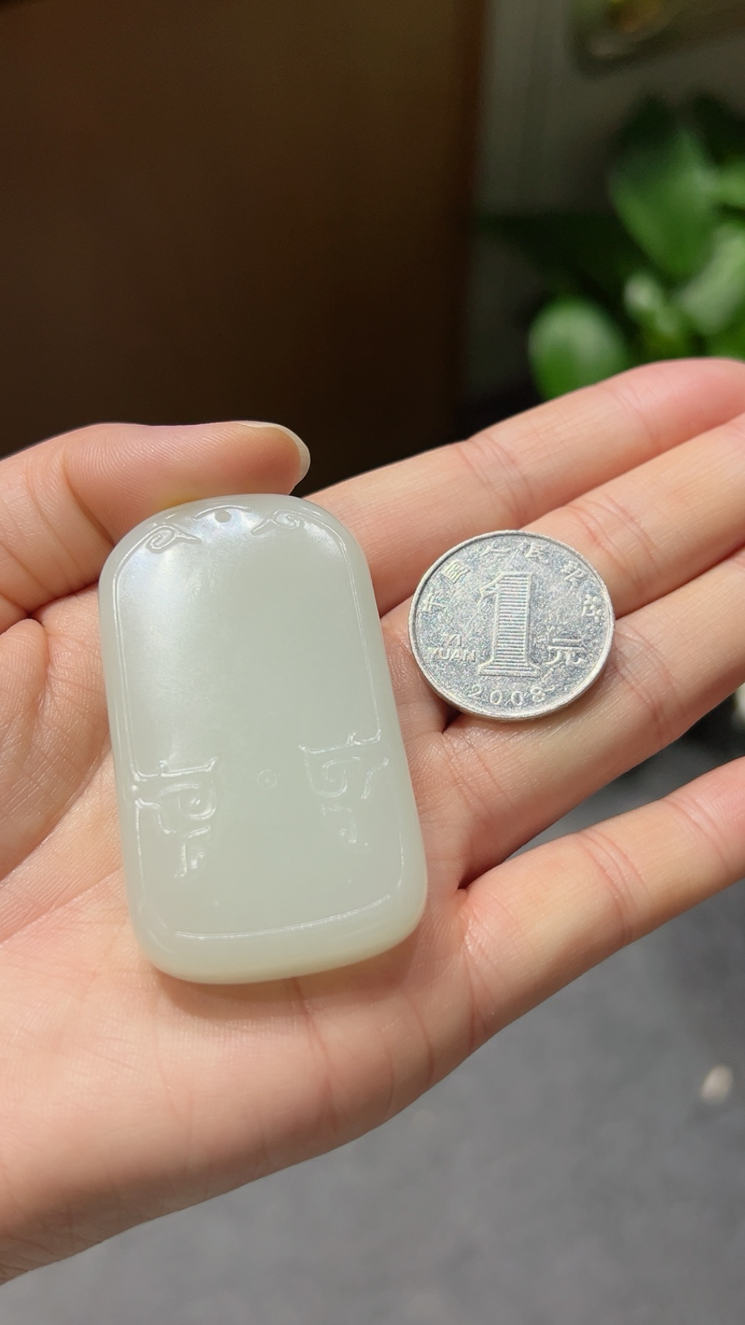 籽料｜秋梨皮｜平安牌

重56.3克 尺寸58*32*12m m