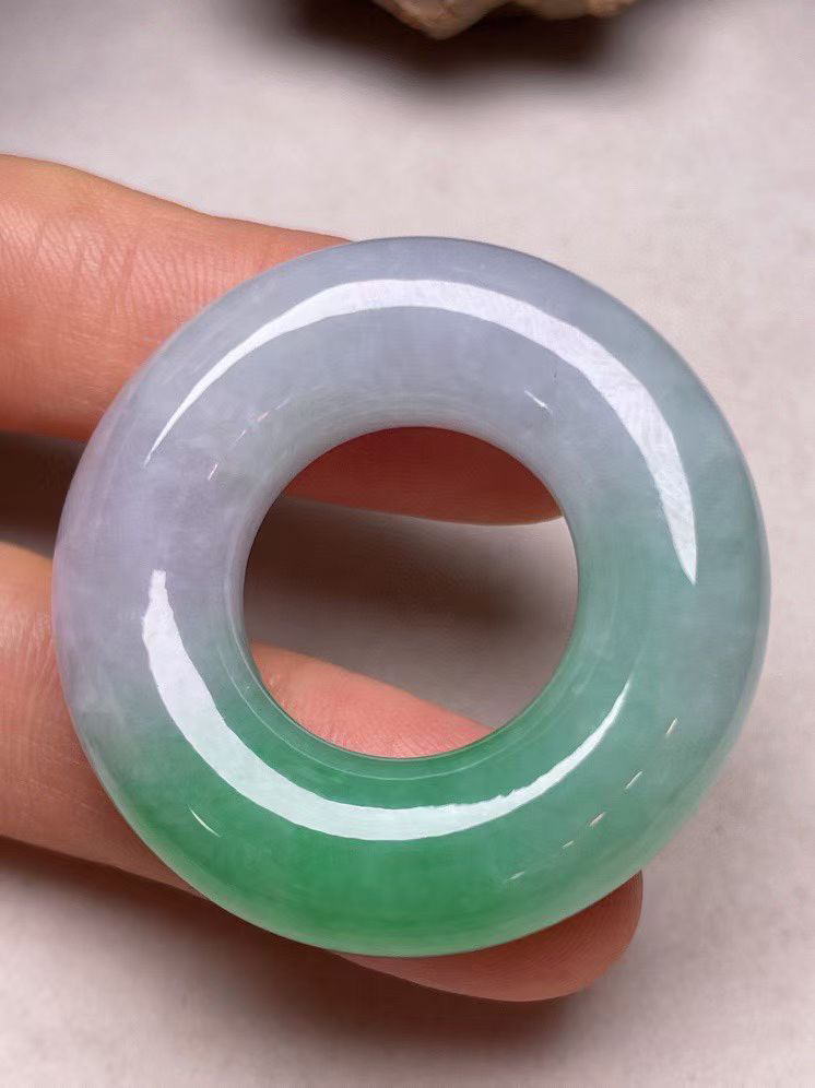 冰糯种飘绿【平安扣】吊坠，种水好、玉质细腻 ，卖相好.