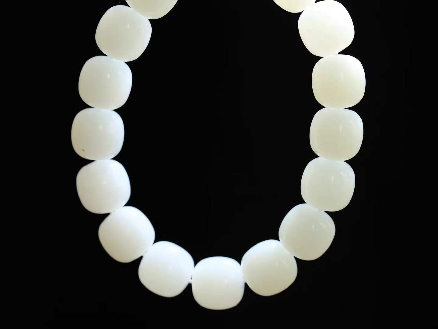 （老型珠.手串）

货头精选  和田玉白玉老型珠手串，玉质细腻油润 饱满光滑 质朴无华，悠远简单，人心境界远，百世修炼深，心灵常驻善意持，觉悟人生百世修  重59.2克    尺寸取一12.6-12.6mm    10381268T