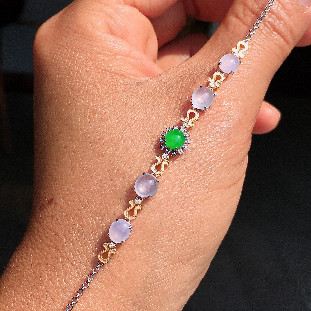 （冰+绿）二合一手链，色泽均匀艳丽，玉质细腻，荧光感超
强，饱满圆润，尽显优雅气质，18k
金豪华镶嵌