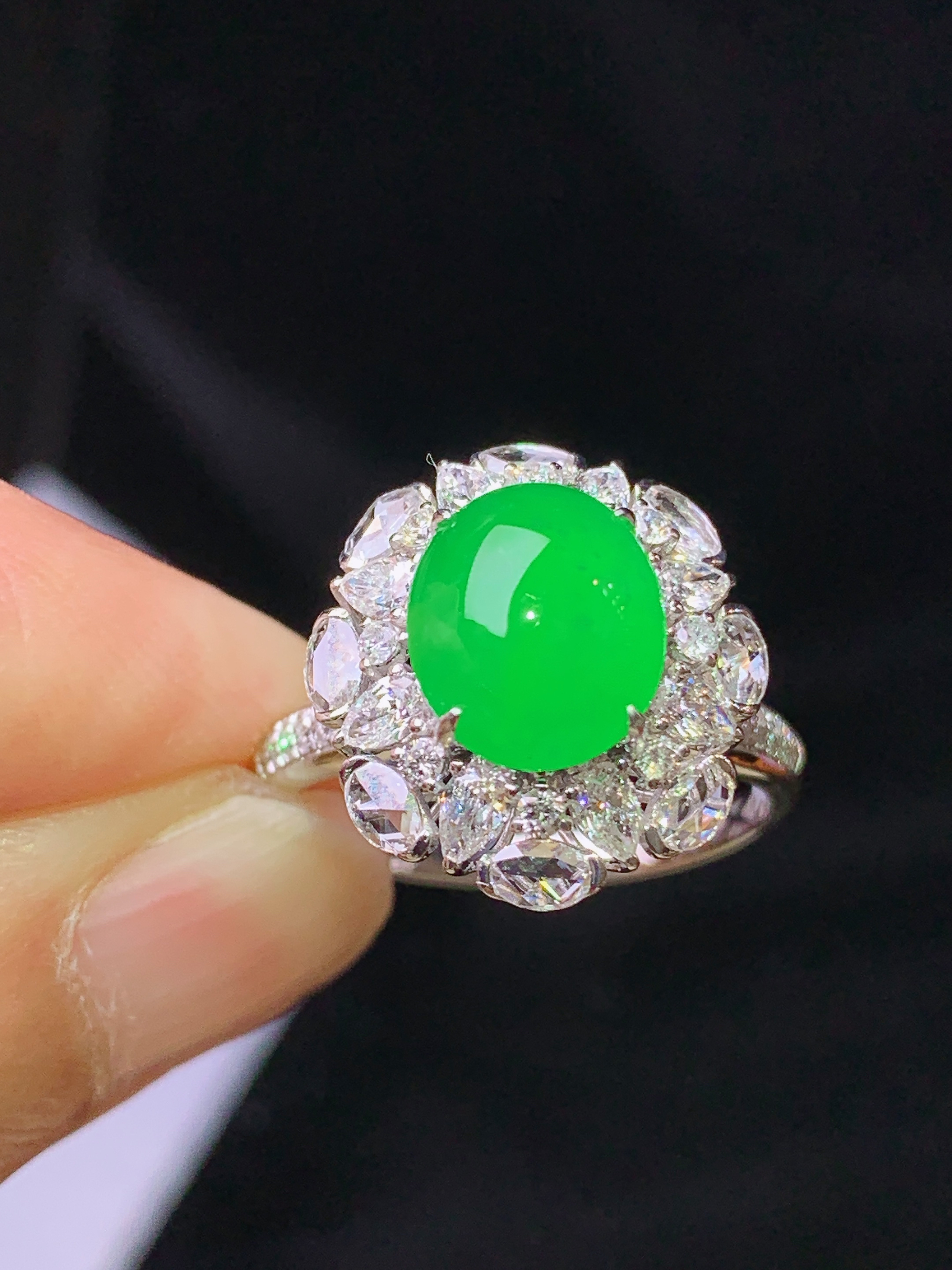 18k金钻镶嵌满绿蛋面吊坠 玉质细腻 色泽艳丽清新 水润亮眼 圈口15 整体尺寸16.2*14.8*