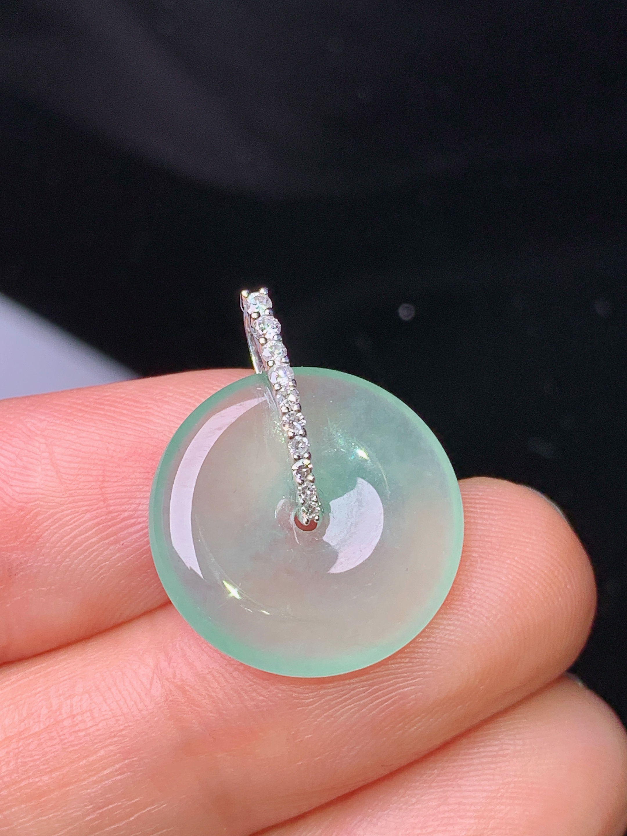 18k金钻镶嵌冰种平安扣吊坠 玉质细腻 色泽艳丽清新 水润亮眼 整体尺寸21.3*17*3.3