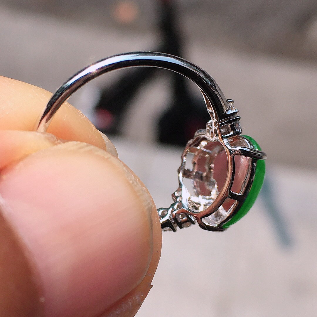 阳绿葫芦戒指，色泽均匀艳丽，玉质细腻，荧光感超
强，饱满圆润，尽显优雅气质，18k
金豪华镶嵌