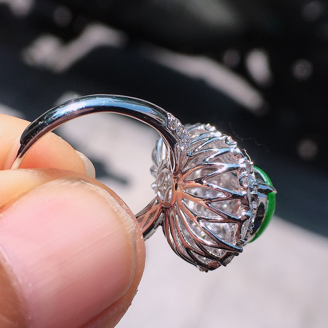 正阳绿葫芦戒指，色泽均匀艳丽，玉质细腻，荧光感超
强，饱满圆润，尽显优雅气质，18k
金豪华镶嵌