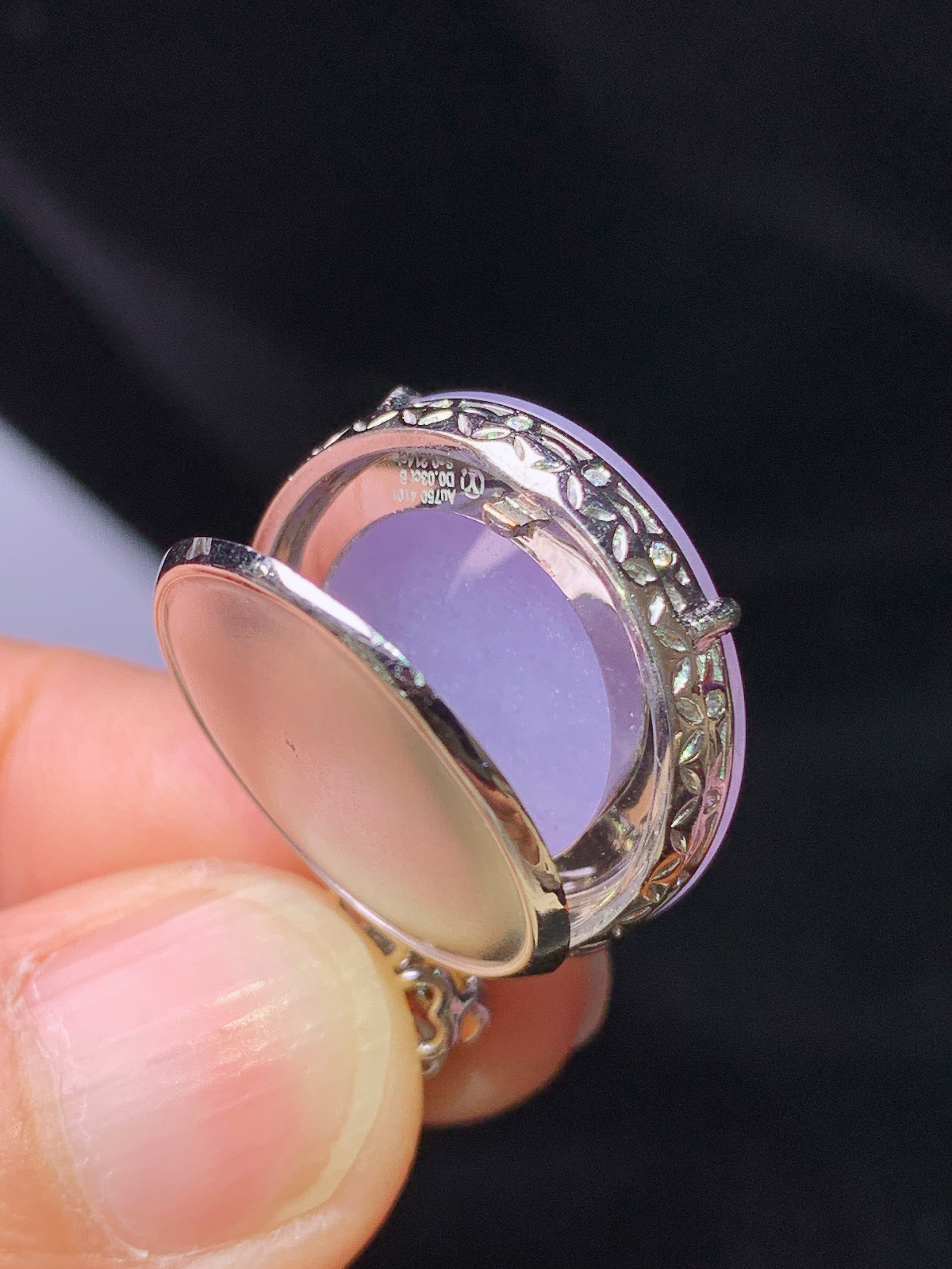 18k金钻镶嵌紫罗兰圆牌吊坠 玉质细腻 色泽艳丽清新 水润亮眼 整体尺寸27.7*19.8*7.2g1