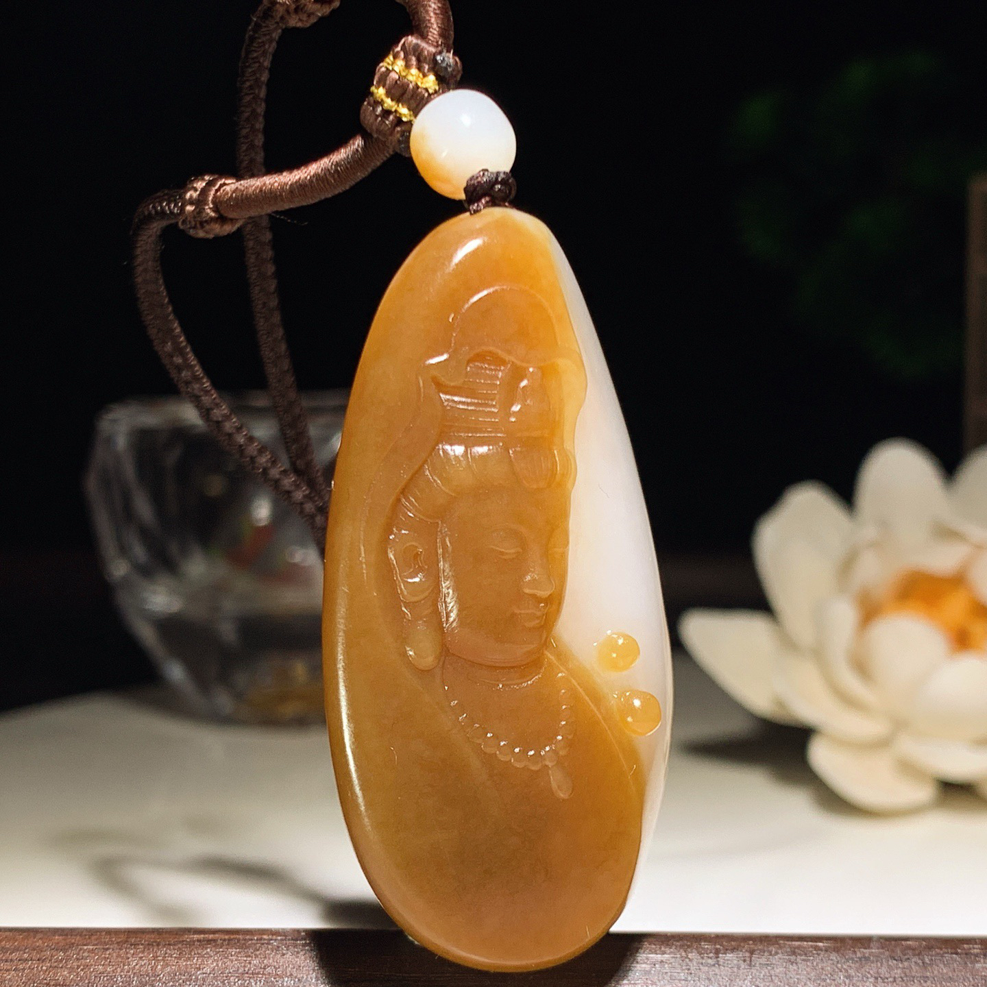 新疆和田玉白且末糖观音挂件！尺寸53/29/14重35.6克。玉质细腻油润。手推出油。佩戴高端典雅。lt260310