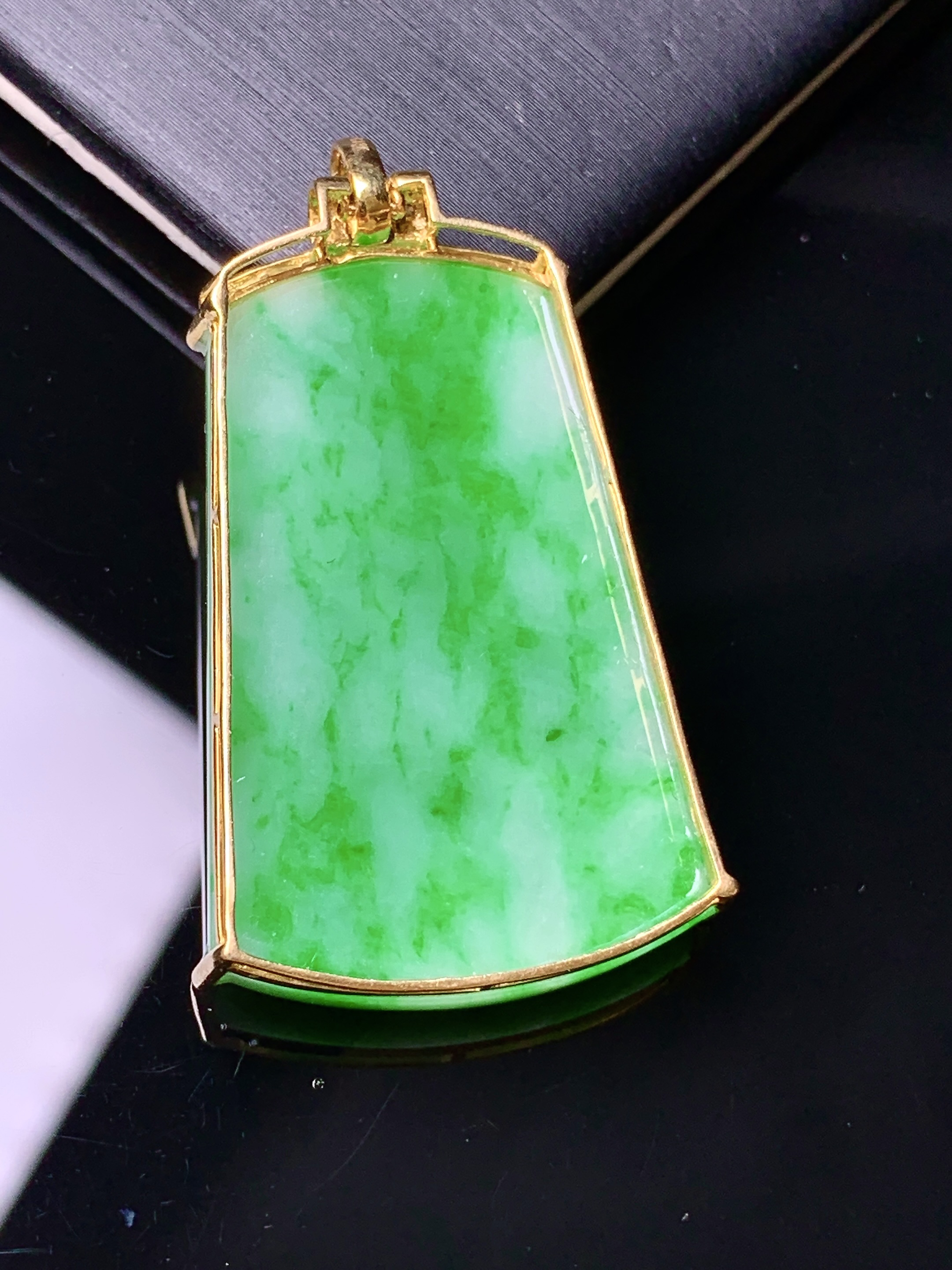 18k金钻镶嵌翠绿无事牌吊坠 玉质细腻 色泽艳丽清新 水润亮眼 整体尺寸40.8*22*6b1