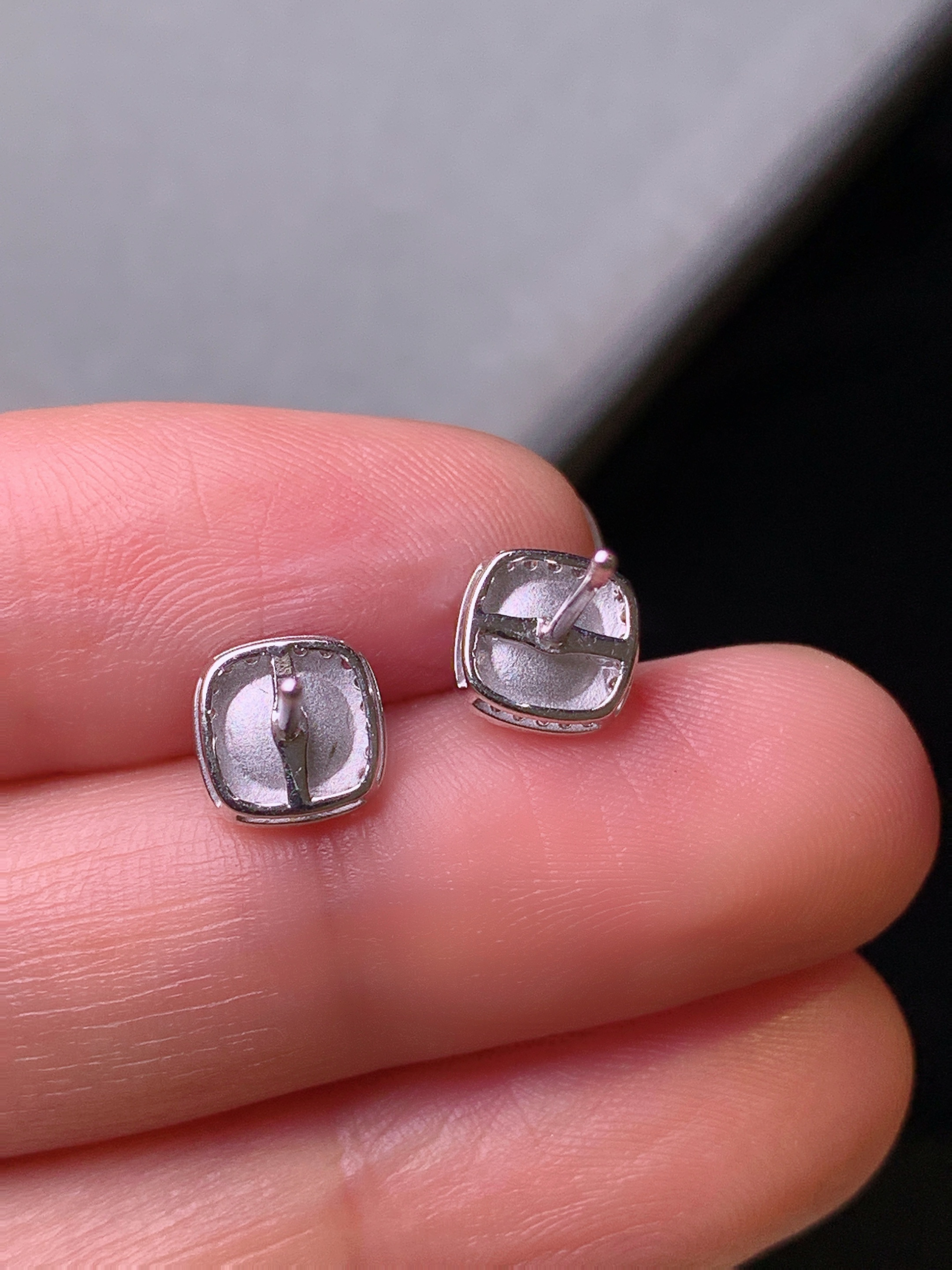 18k金钻镶嵌冰种蛋面耳钉 玉质细腻 色泽艳丽 整体尺寸7.2*4.2yz