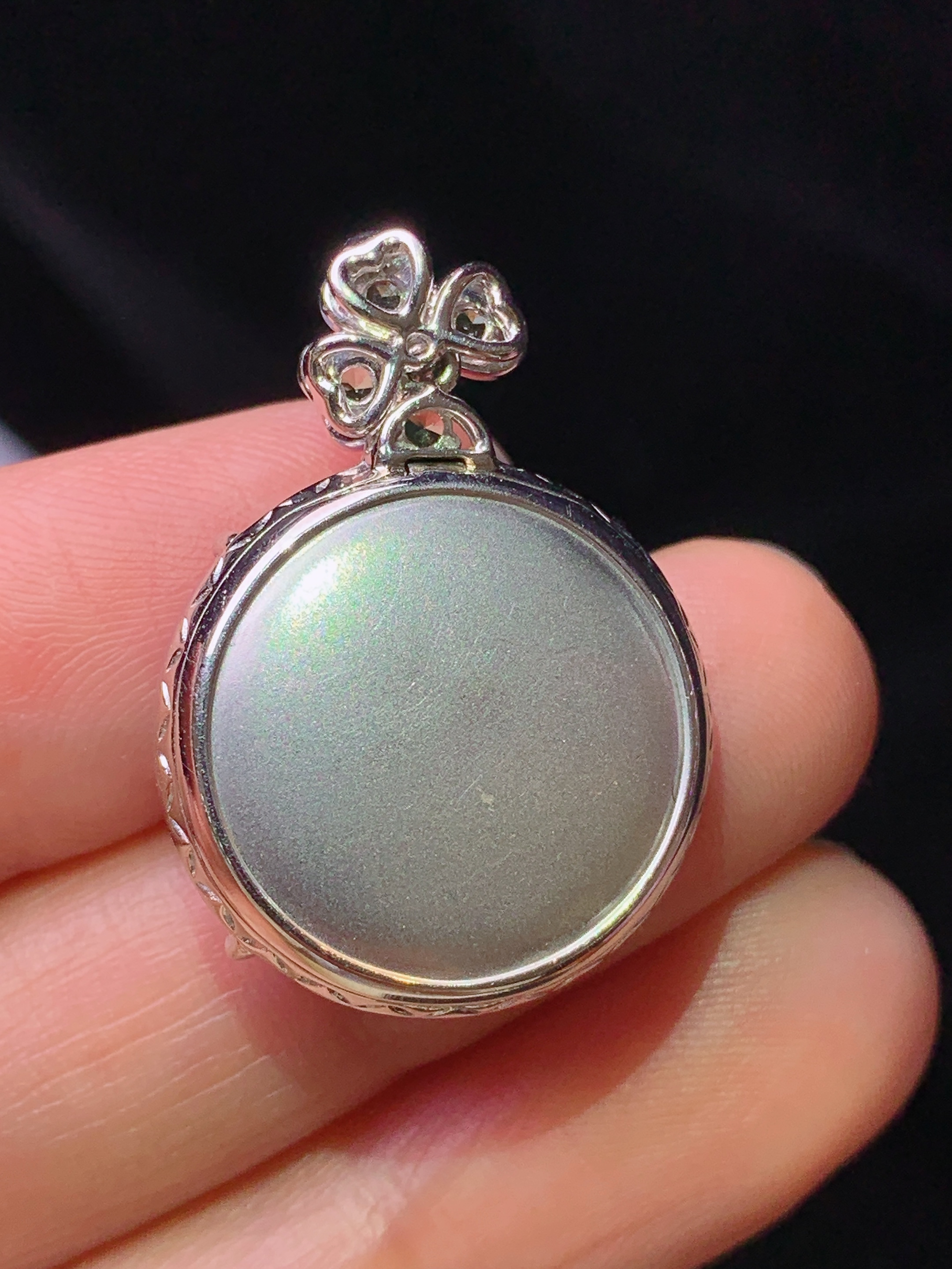 18k金钻镶嵌紫罗兰圆牌吊坠 玉质细腻 色泽艳丽清新 水润亮眼 整体尺寸27.7*19.8*7.2g1