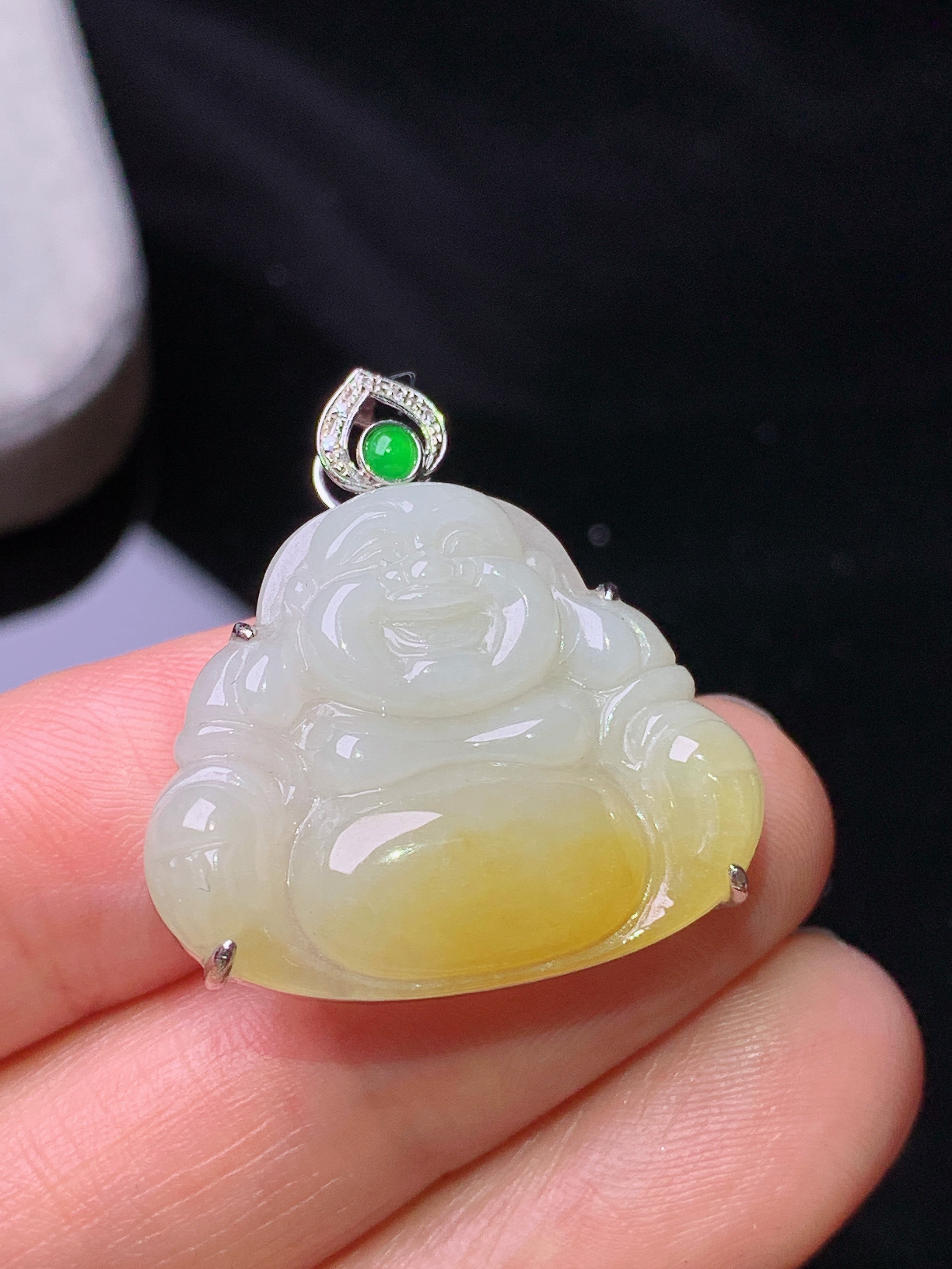 18k金镶嵌飘黄翡佛公吊坠 玉质细腻 色泽艳丽清新 水润亮眼 整体尺寸27.7*26*7.3b1