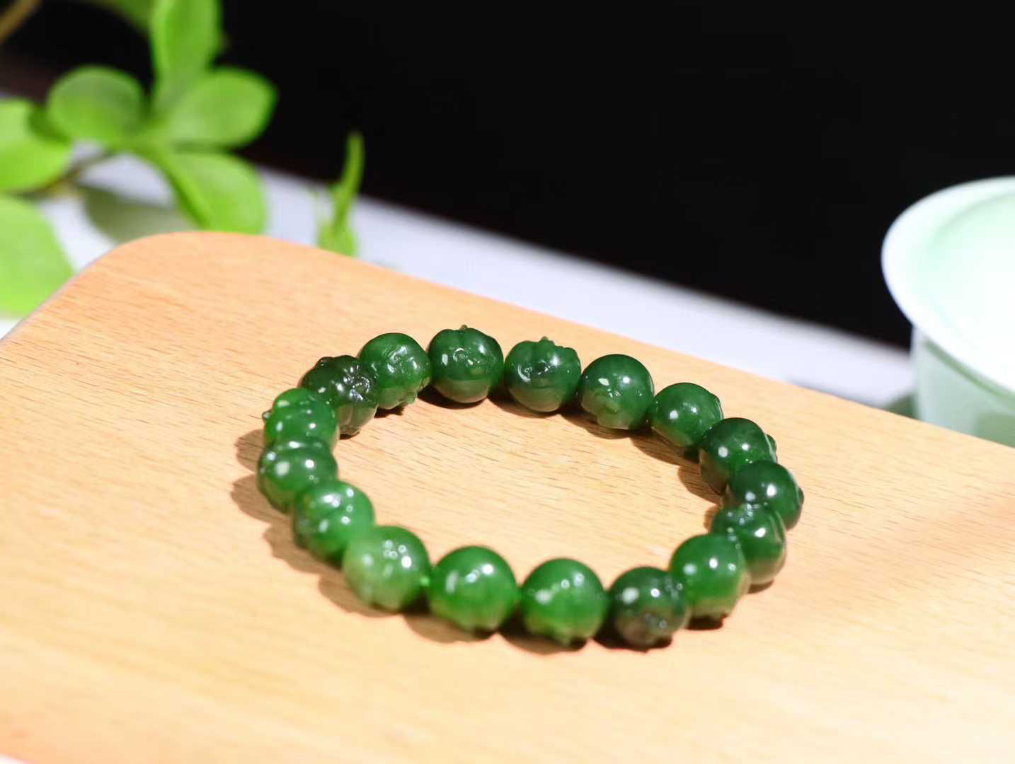 【佛佑众生】

精品和田玉碧玉佛头手串，七号矿老料 玉质温润细腻，油性十足，精雕佛像，面容慈祥，憨态可掬，佛祖能利益安乐一切众生，满足一切愿求。给佩戴者带来平安与慈悲，永保平安。
尺寸取一11mm 重35.5克 O8242061045