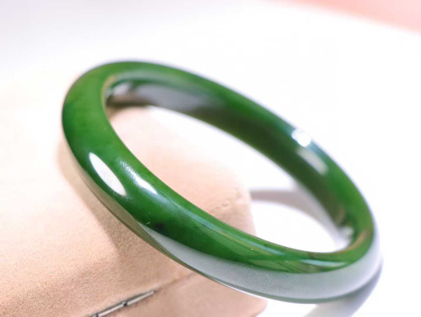 【腕间柔情】

和田玉碧玉菠菜绿手镯，俄料七号矿 红皮老料，玉质温润细腻 油性十足，色泽匀称，️款式精美时尚，佩戴美观惹眼，美自天成，婉约之美，举手投足间透出那份低调奢华。

重44.9克 圈口56.5mm尺寸56.5-11-8mm O18823207130