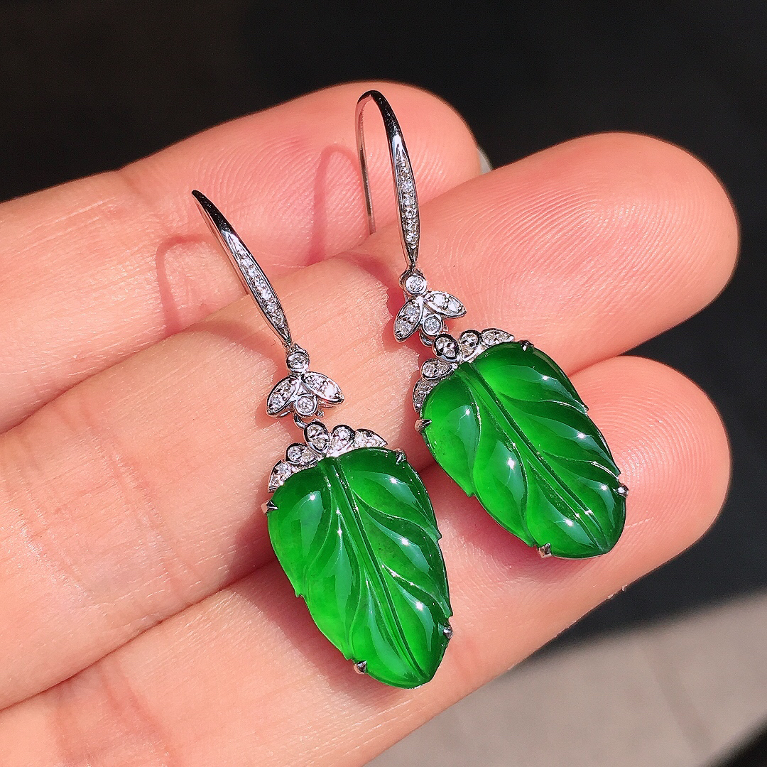 阳绿玉叶耳坠，色泽均匀艳丽，玉质细腻，荧光感超
强，饱满圆润，尽显优雅气质，18k
金豪华镶嵌