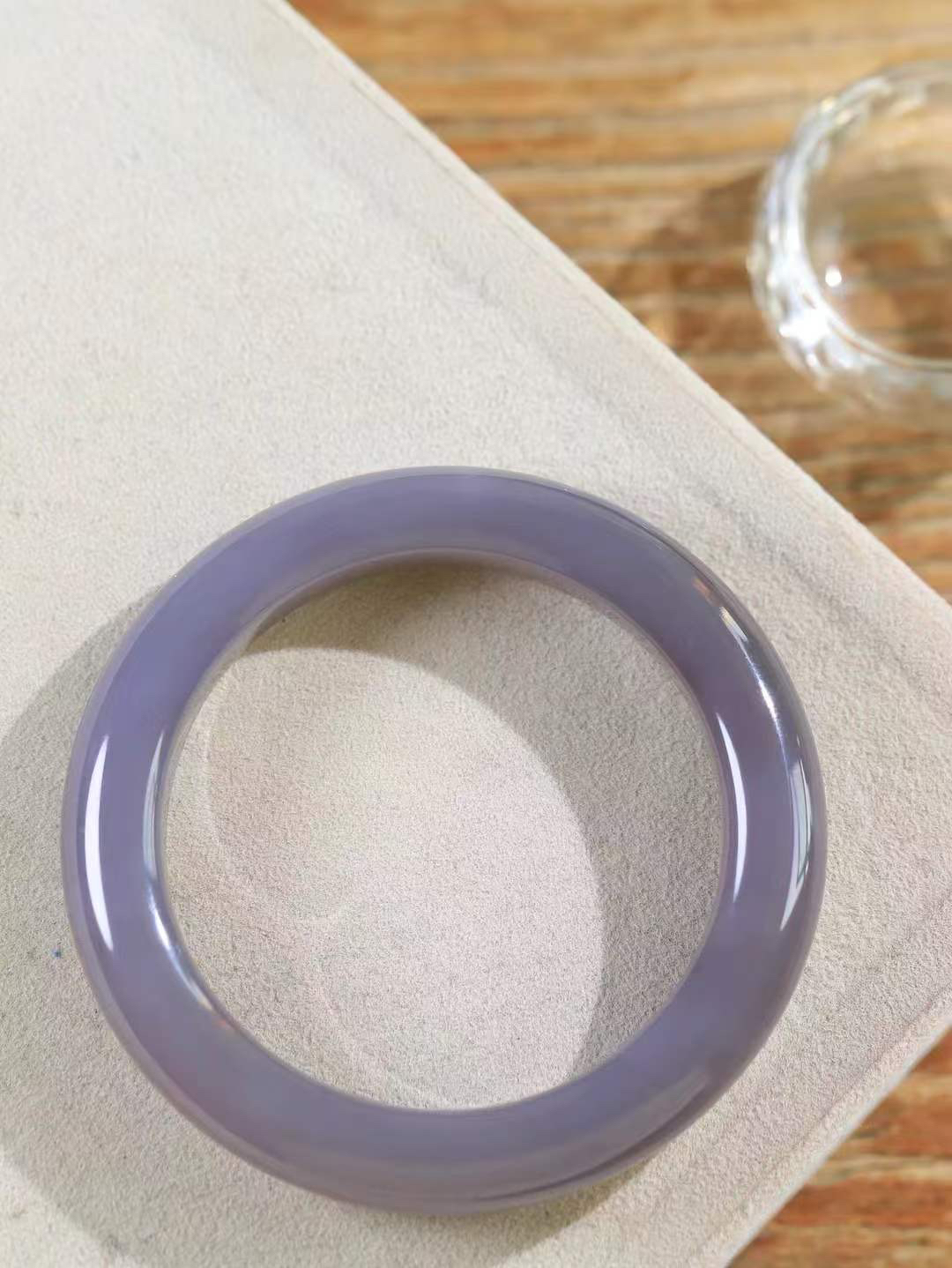 （柔情素语.手镯）

精品和田玉烟紫手镯，玉质细腻，手感温润，光泽柔和，寓意高贵、华丽、祥瑞、喜庆 ，寓意着会带来一派祥和之气！重59.6克   内径54mm尺寸12-10mm  78341279T