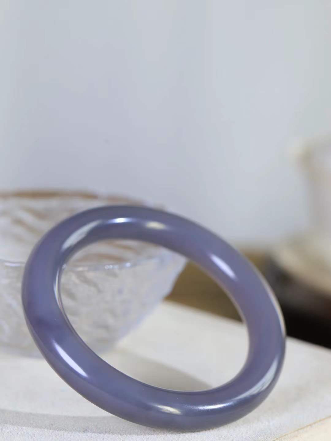 【玉佳人·手镯】

精品和田玉烟紫圆条手镯 ，玉质细腻油润，做工细致精美，端庄素雅，亭亭玉立，芊芊素手。芊芊素手，怎能忘镯？秀美圆条，更显婀娜。内径56mm 尺寸10.8-10.6mm重57克69381200T