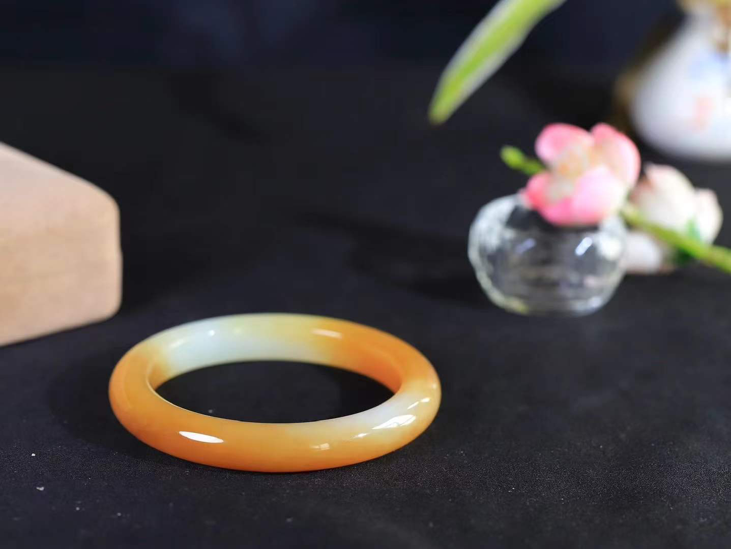 【暖玉生香·手镯】

精品和田玉糖白玉手镯，质地油润细腻，色泽高贵典雅，镯型古朴典雅。在诗情画意的雨巷相遇，你是我腕间的一抹风情，有你眸有深情，清风荡漾湖间静水，我愿俯身低眉，在烟波涟漪处，寻你深情倩影。内径56mm尺寸10.4-9.1mm重48克fDL-18301200