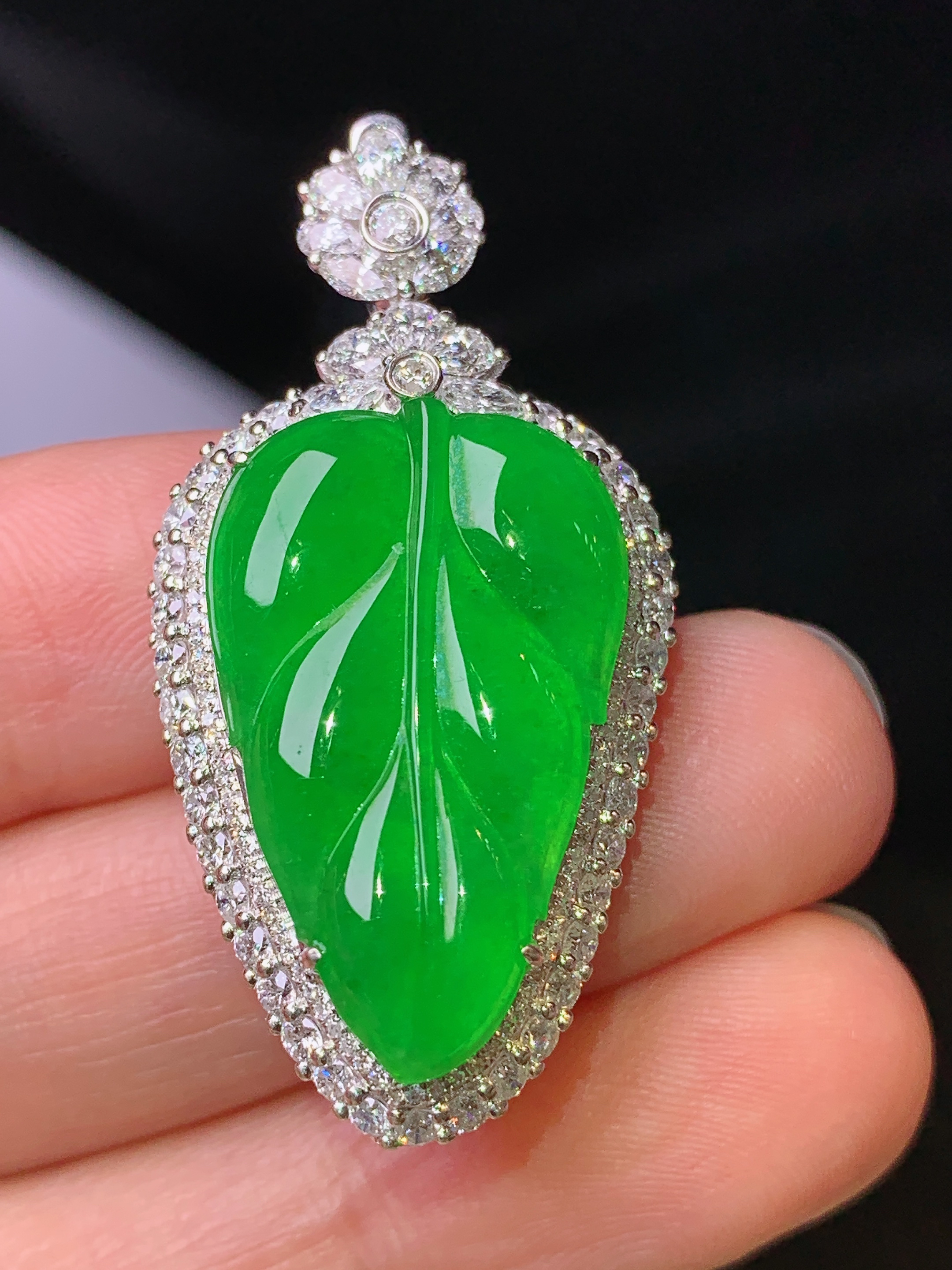 18k金钻镶嵌满绿树叶吊坠 玉质细腻 色泽艳丽清新 水润亮眼 整体尺寸38.7*19.8*9.8