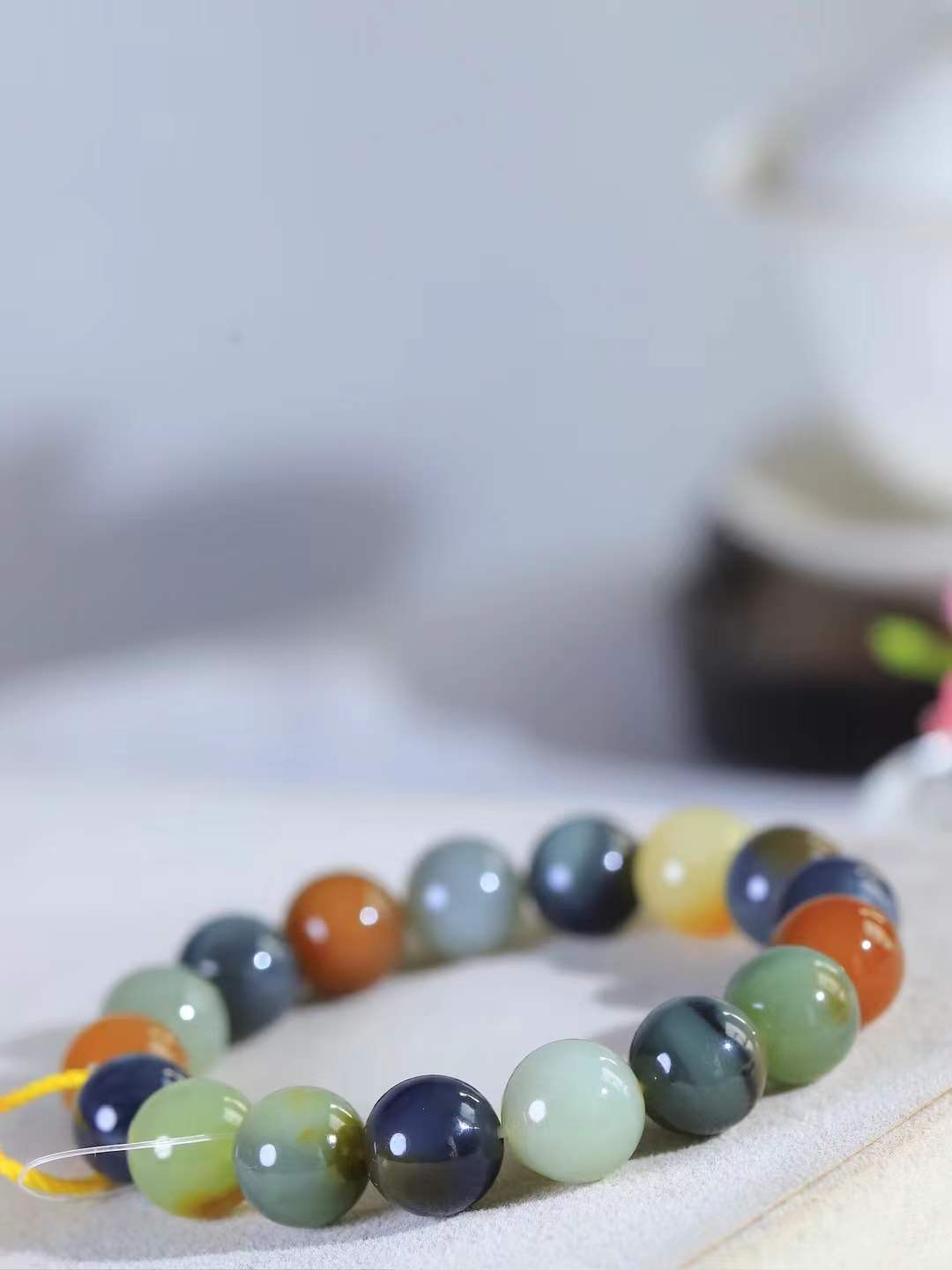 【多宝手串】

货头精选 和田玉多宝老型珠手串，每一颗玉石都凝聚自然的灵气与岁月的沉淀，寓意福禄寿喜，守护您的平安与幸福。佩戴它，感受千年玉文化的温润与优雅。重45.2克  尺寸取一12mm  78371254L