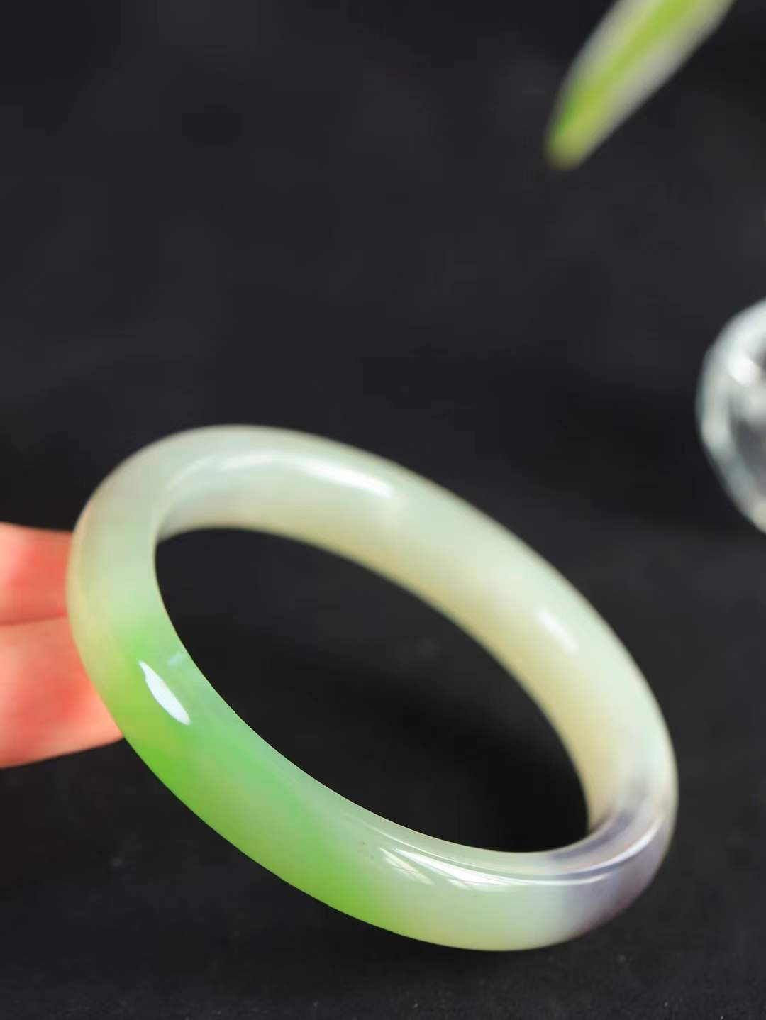 【情有独钟.手镯】

收藏级臻品和田玉三色手镯 玉质温润细腻 油性十足 手感舒适，高华雅逸，线条流畅，简约大气，美自天成，素雅高贵。佩戴于腕间，婉约之美，举手投足间透出那低调奢华。重55.2克 内径60mm 尺寸11.5-8.7mm   FDT-79351295