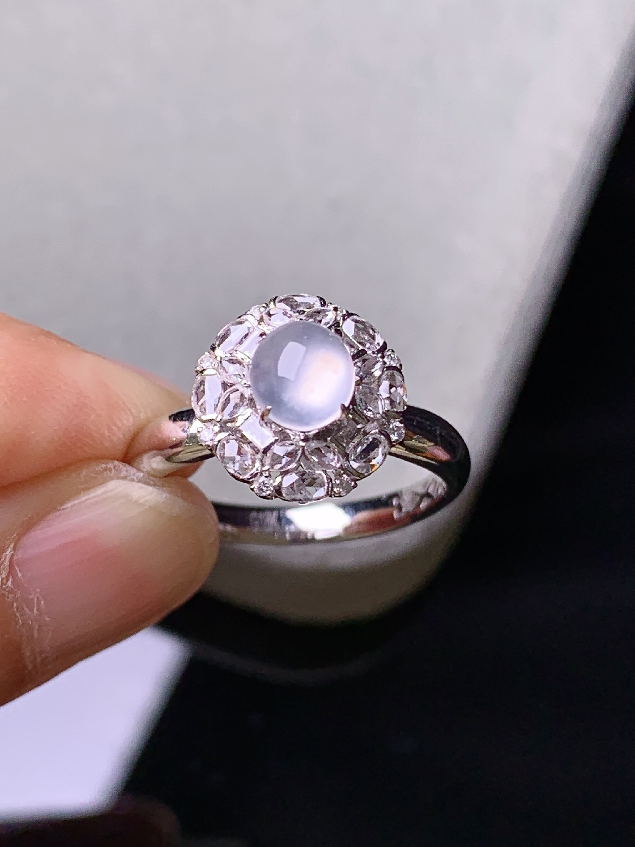 18k金钻镶嵌冰种蛋面戒指 玉质细腻 色泽艳丽清新 水润亮眼 圈口14.5 整体尺寸11.6*11*