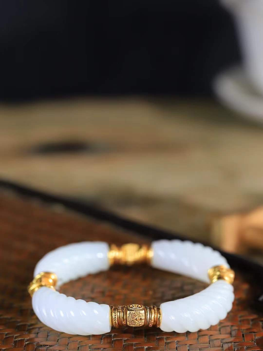 【925银.绞丝纹.手串】

精品和田玉白玉绞丝纹手串，手串以温润白玉雕琢绞丝纹理，如丝绦缠绕，寓意