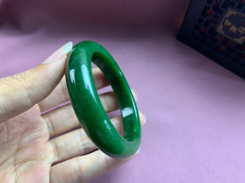 58.5圈口和田玉碧玉鲜菠菜绿手镯，老坑料，阳光下颜色鲜艳，细腻油润，无裂无杂，脂粉好，品质