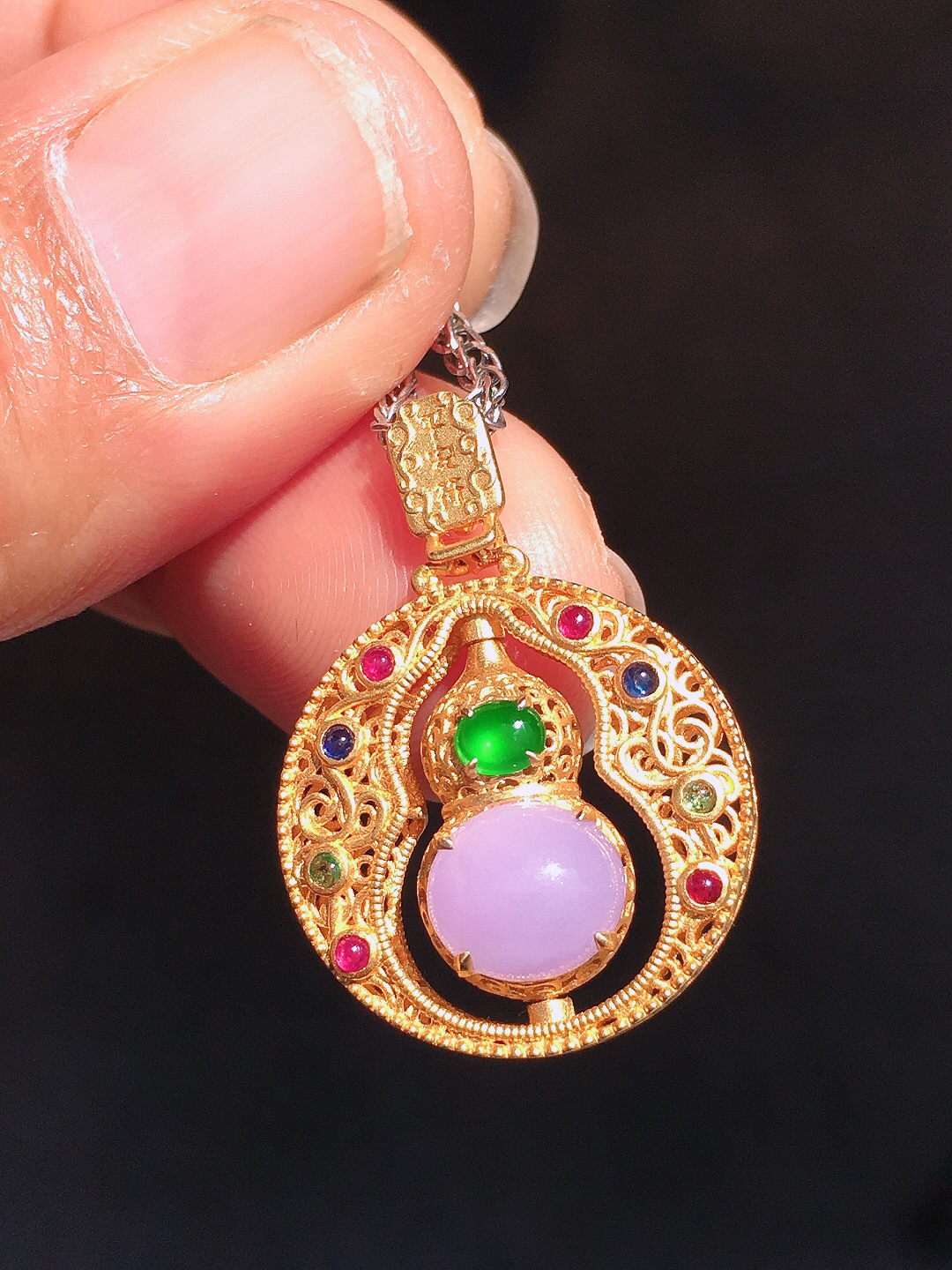 紫罗兰蛋面吊坠，色泽均匀艳丽，玉质细腻，荧光感超
强，饱满圆润，尽显优雅气质，18k
金豪华镶嵌