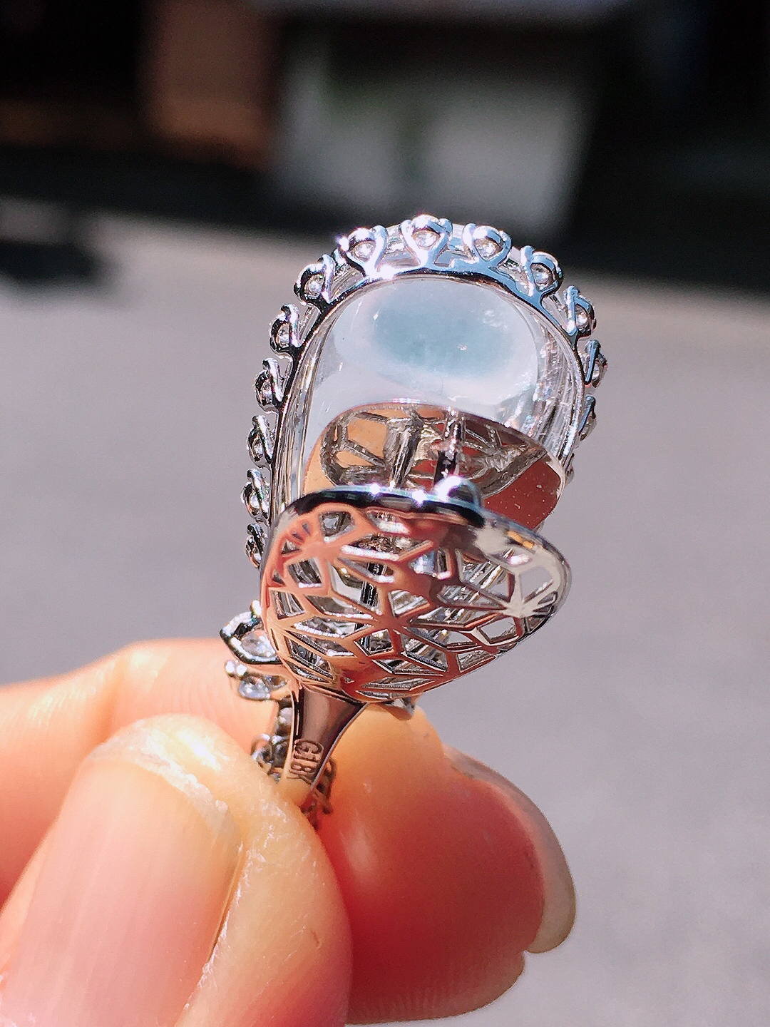 冰种福豆吊坠，玉质细腻，荧光感超
强，饱满圆润，尽显优雅气质，18k
金豪华镶嵌