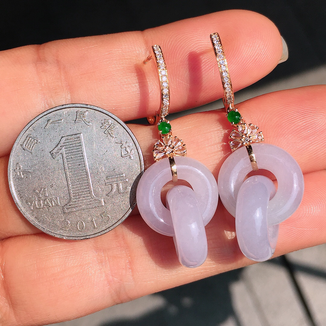 淡紫裸兰【环环相扣】耳坠，色泽均匀艳丽，玉质细腻，荧光感超
强，饱满圆润，尽显优雅气质，18k
金豪华镶嵌