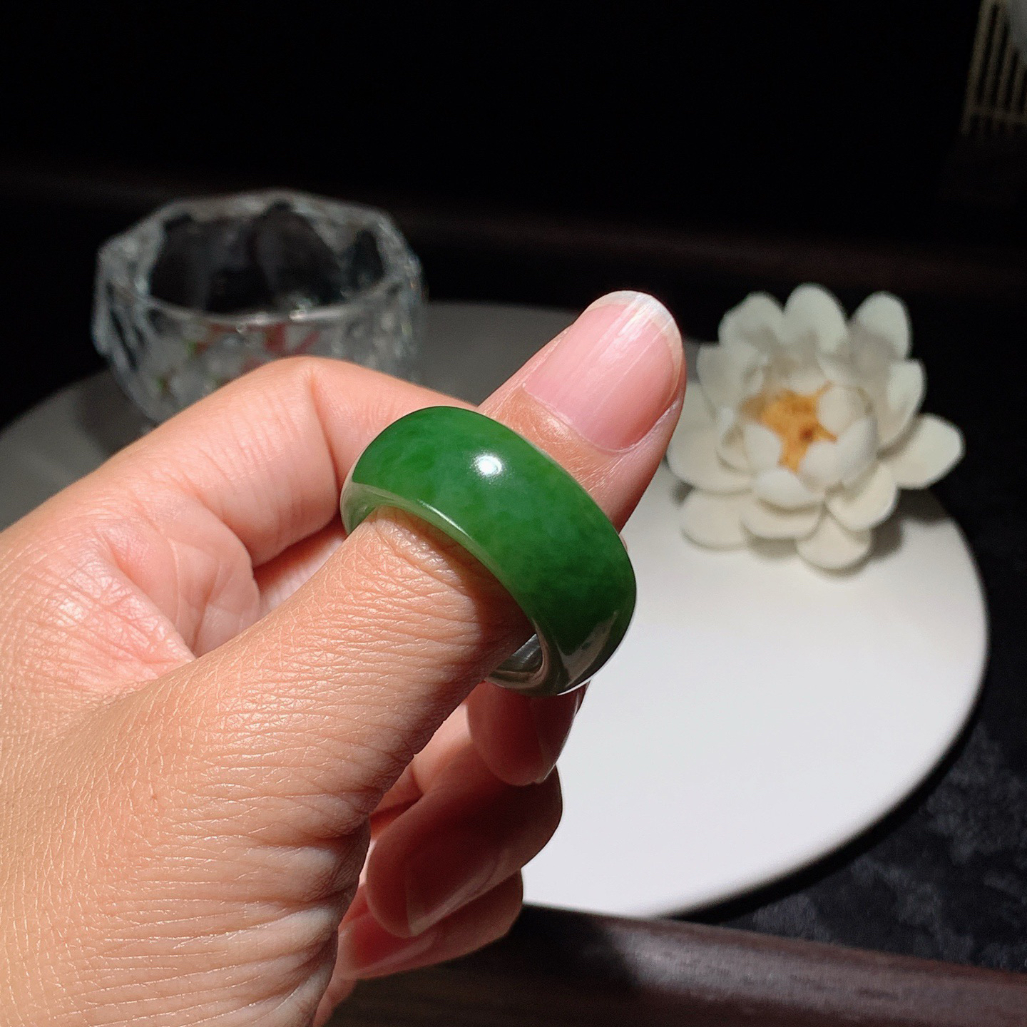和田玉阳绿俄罗斯碧玉扳指挂件。内径23尺寸12/5重13.5克。玉质细腻油润。手推出油。佩戴高端典雅。lt260310