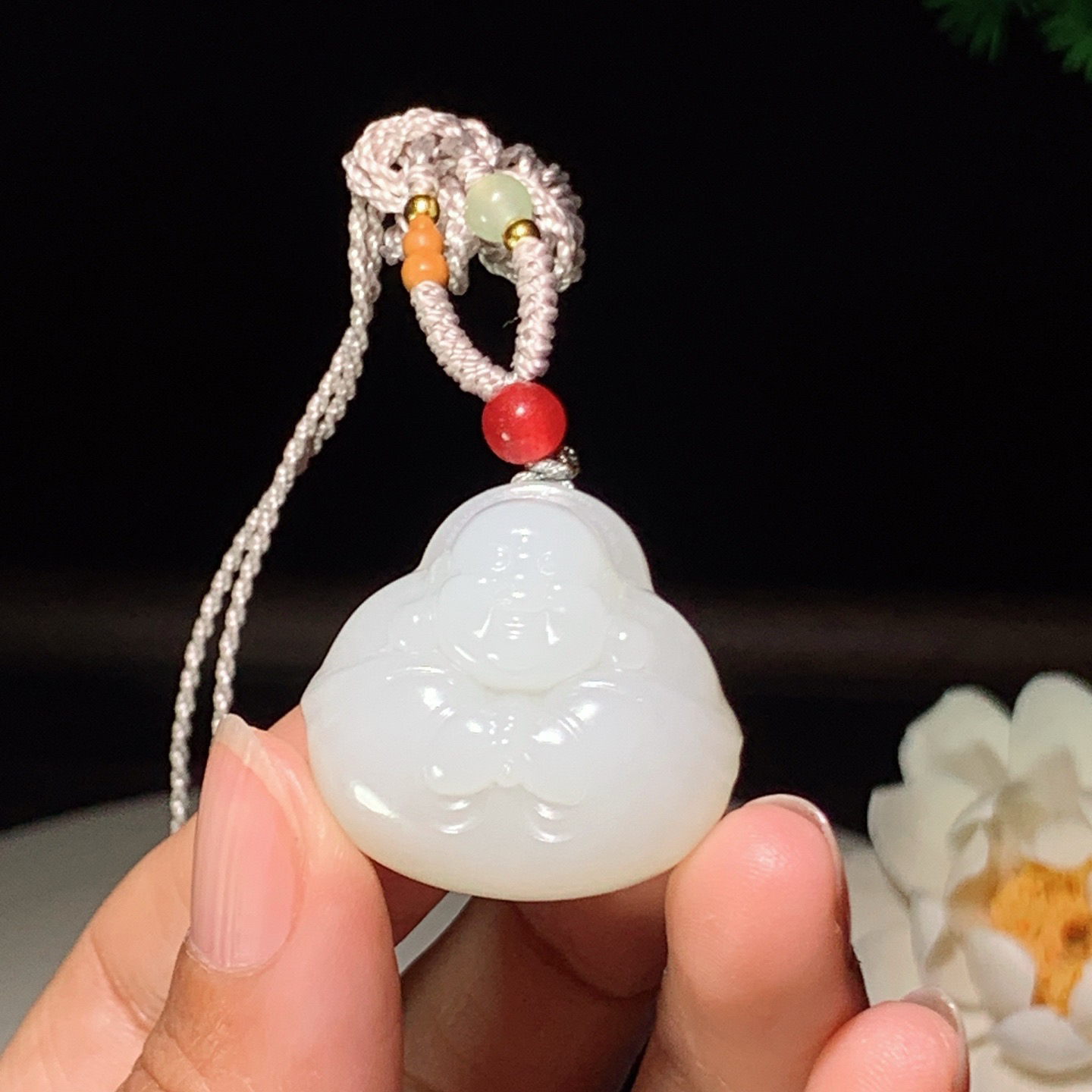 新疆和田玉佛引福来挂件。尺寸26/28/12重15.5克。玉质细腻油润。手推出油。佩戴高端典雅。lt260310