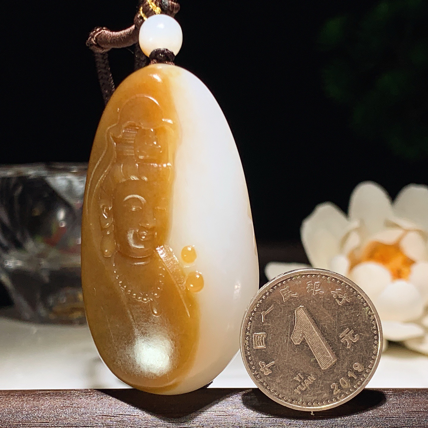 新疆和田玉白且末糖观音挂件！尺寸53/29/14重35.6克。玉质细腻油润。手推出油。佩戴高端典雅。lt260310