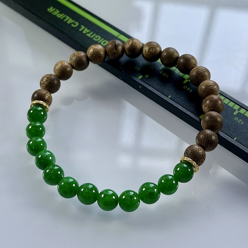 收藏级别，缅甸天然翡翠A货，卡6冰种满绿浓阳绿圆珠手串手链，尺寸：6mm/12颗，重量：6.01g，隔片为18k金，配饰为沉香木。